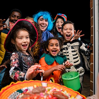 kids trick-or-treating at door